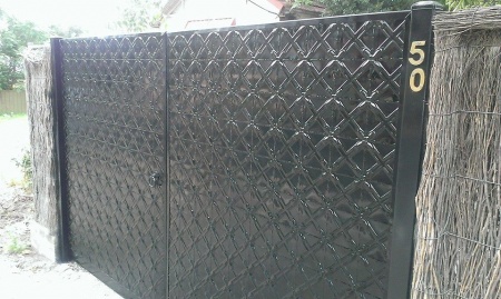 apm black lattice gates